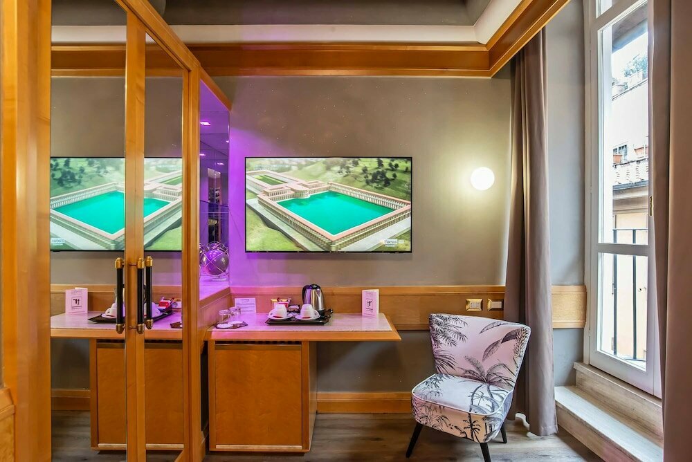 Hotel White