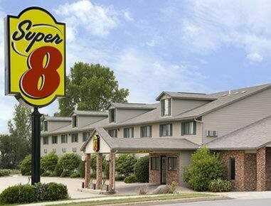 Super 8 by Wyndham Monroe WI, Réserver Auberge Hôtels à Monroe avec parking, Parking