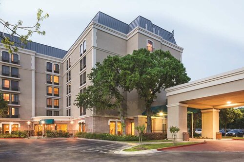 DoubleTree by Hilton, Austin-University Area, Забронировать Отель Остин Greater Austin, рядом с Дом Дойла