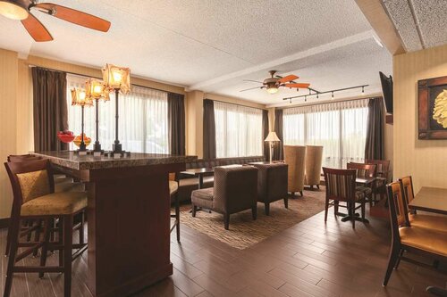 Hampton Inn Des Moines-Airport, Забронировать Отель Де-Мойн Айова