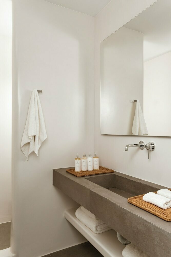 Nēro Light-Filled Suites