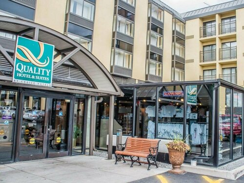 Quality Hotel & Suites At The Falls, Забронировать Отель Отели Ниагара Фолс с парковкой, рядом с Крытый аквапарк Фоллсвью, Парковка
