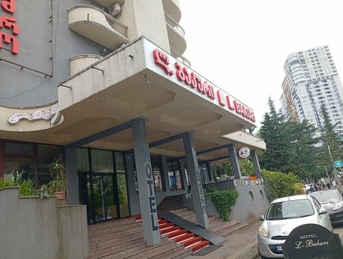 L Bakuri Hotel, Забронировать Отель Отели Батуми с парковкой, рядом с Государственный музей искусств Аджарии, Парковка