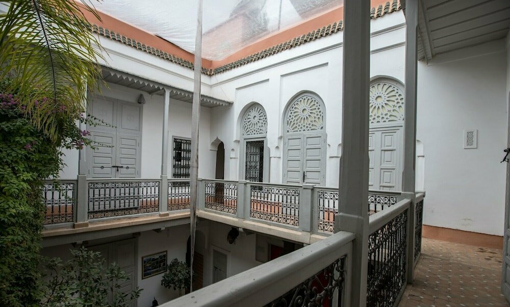 Riad dar lakbira