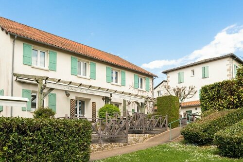 Auberge De La Tomette, Book Hostel / Vandrerhjem Hoteller i Rhône-Alps med parkering, Parkering