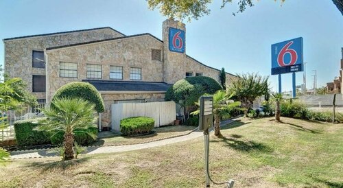 Motel 6 Dallas, TX - Forest Lane, Rezervați Motel Farmers Branch Dallas - Fort Worth Metropolitan Area
