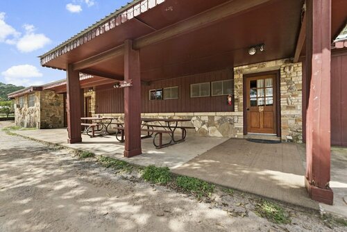 Thunderbird Resort & Event Center, Забронировать Курортный отель Лампасас Texas Hill Country