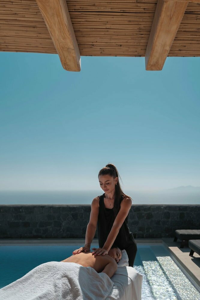 Nēro Light-Filled Suites
