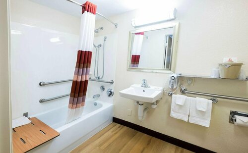 Red Roof Inn Detroit - Warren, Book Hotel Hoteller i Michigan med parkering, Parkering