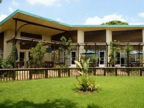 Airport Inn Bed and Breakfast, Забронировать Отель Кемптон-Парк Гаутенг