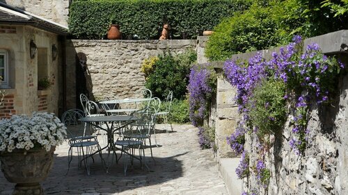 Hostellerie de la Porte Bellon, Book Hotel Hoteller i Senlis med parkering, Parkering