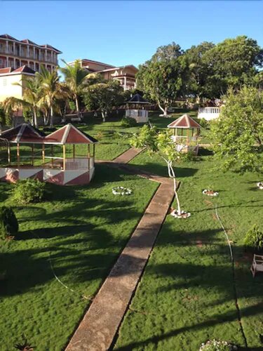 Paradise Reggae Resort, Забронировать Курортный отель Отели Трелони с парковкой, Парковка