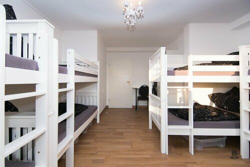 Skyhostel Friedrichshafen, Забронировать Хостел Фридрихсхафен Баден-Вюртемберг, рядом с Стадион ZF Arena