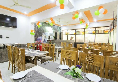 OYO 8680 Hotel Vaishnavi Inn, Забронировать Отель Hasanganj штат Уттар-Прадеш