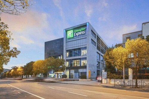 Holiday Inn Express Shanghai Xuhui Binjiang by IHG, Book Hotel Hotels in Shanghai Area with Parking, Parking