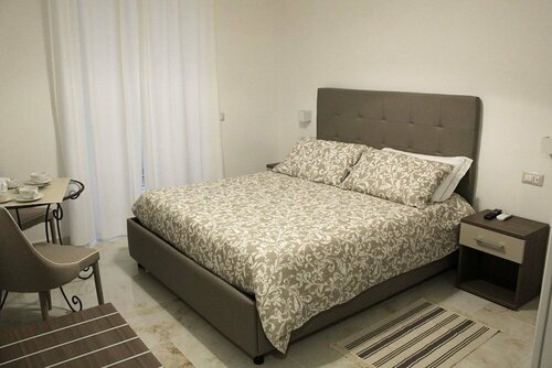 Napoli Milionaria B&B 2, Забронировать Отель «постель и завтрак» Неаполь - Центральный вокзал Неаполь, рядом с Церковь и монастырь Сан-Лоренцо-Маджоре