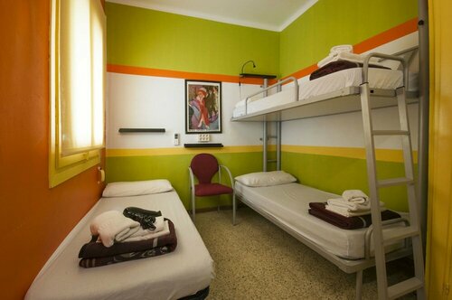 Studio Hostel, Забронировать Хостел Сериа – Сен-Жервази Барселона, рядом с Бар Томас