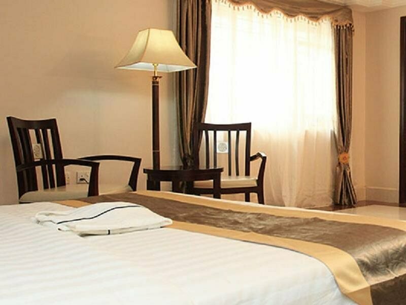 Grand bee suites