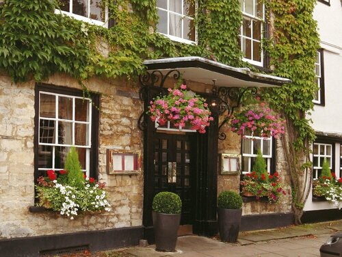 Macdonald Bear Hotel, Rezervați Hotel Hoteluri în Gloucestershire cu parcare, Parcare