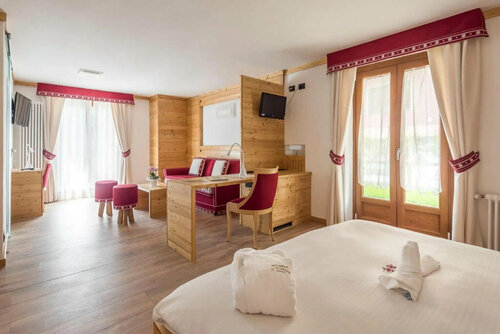 Hotel St. Raphael, Забронировать Отель Отели Мадонна-ди-Кампильо с бассейном, Бассейн