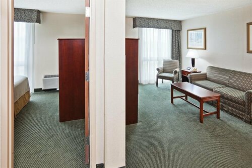 DoubleTree by Hilton Hotel Joplin, Забронировать Отель Отели Джоплин 3 звезды, рядом с Lake Erie Wine Country, 3*