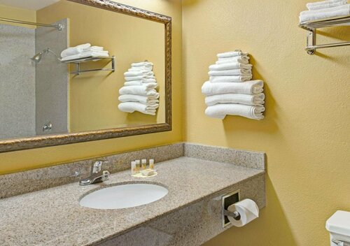 Quality Inn & Suites Sacramento Downtown Area, Забронировать Отель Сакраменто Сакраменто, рядом с California Indian Heritage Center State Park