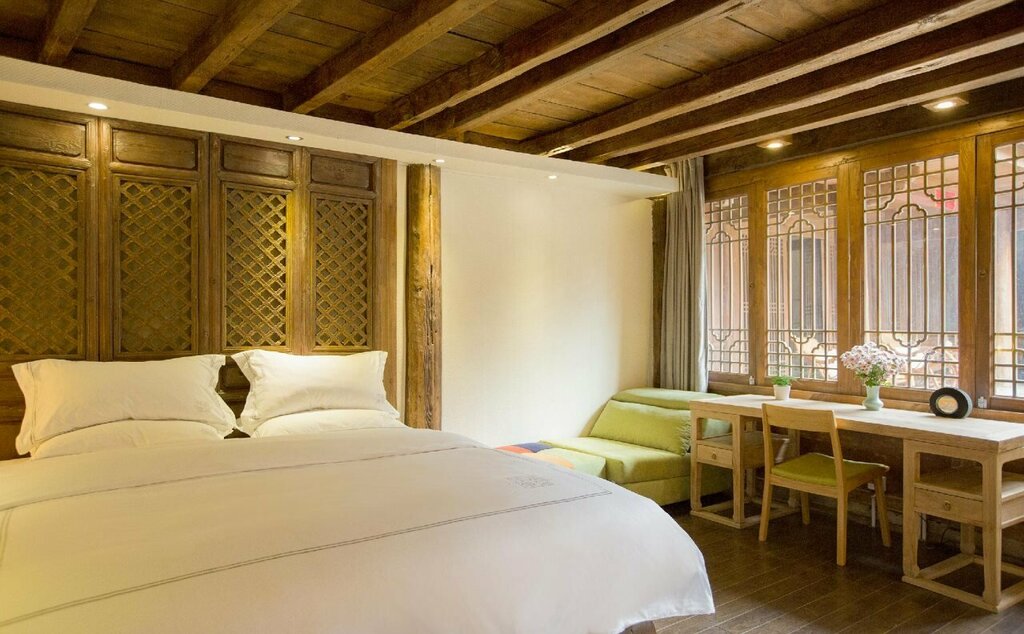 Lijiang Banxicaotang Inn