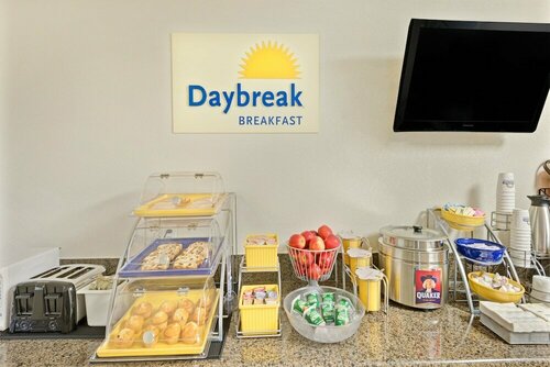 Days Inn by Wyndham Overland Park/Metcalf/Convention Center, Забронировать Мини-отель Оверленд-Парк Канзас, рядом с KPC Promise Hospital of Overland Park