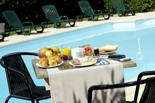 B&B HOTEL Aubagne Gémenos, Book Hotel Hoteller i Carros med parkering, Parkering