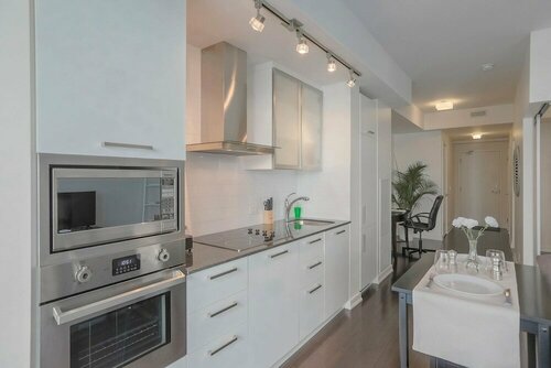 Aaira Suites at York St, Забронировать Отель Торонто Greater Toronto Area, рядом с Аквариум Рипли