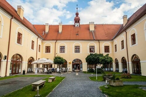 Hotel Zámek Čechtice, Reservar Hotel Srednecheshsky Krai República Checa