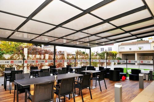 6 Bis HOTEL, Забронировать Отель Кастельдефельс Baix Llobregat, рядом с Британская школа Барселоны