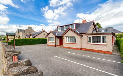 Lyndon Guest House, Забронировать Гостевой дом Отели Moray Firth с парковкой, Парковка