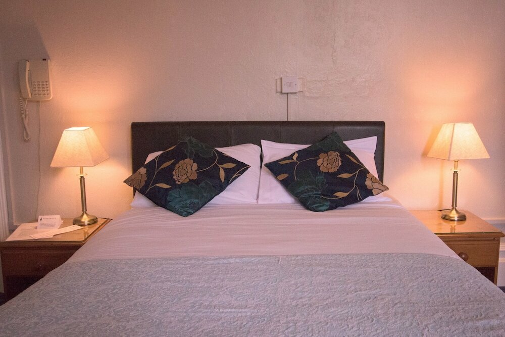 Pinegrove Hotel