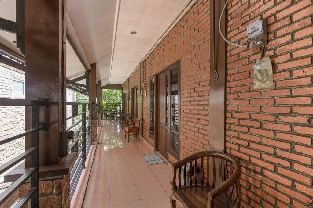 RedDoorz Plus At Ampera Raya