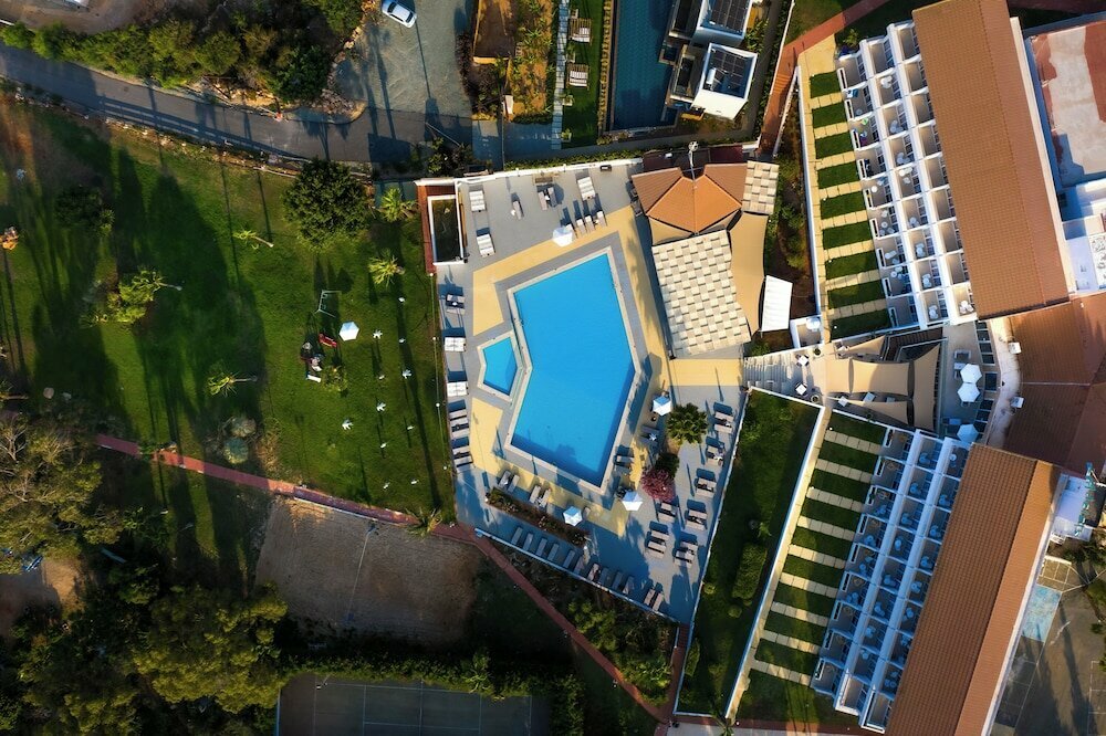 Adelais Bay Hotel