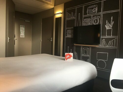 ibis Niort Est Mendes France, Rezerwuj Hotel Hotele w Akwitania z basenem, Basen