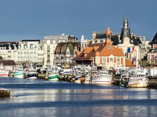 Kyriad Prestige Deauville – Trouville Centre, Book Hotel Hoteller i Trouville-sur-Mer med pool, Swimmingpool