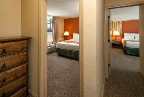 Sandpiper Lodge - Santa Barbara, Забронировать Мини-отель Санта-Барбара Santa Barbara and Vicinity, рядом с Jesusita Trail