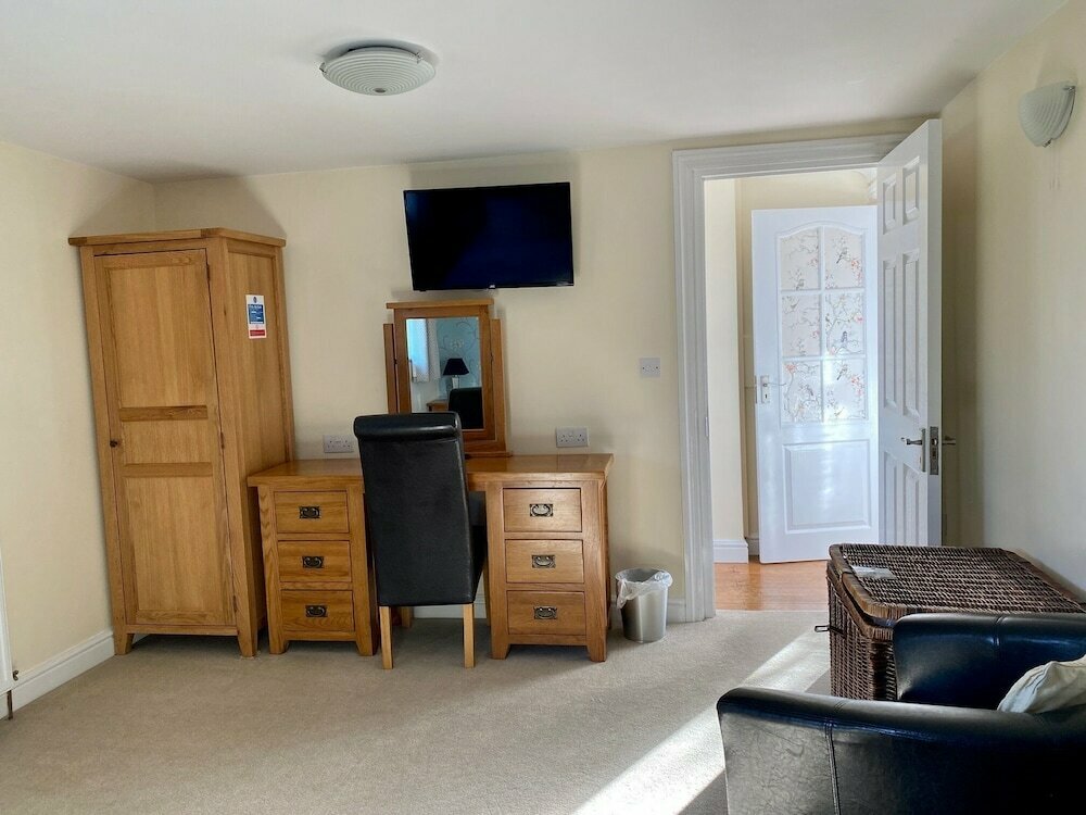 Fourwinds Leisure B&b, Shepherds Huts, Log Cabin, Campsite, Sup, Canoe Hire