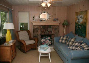 The Enchanted Cottage, Book Feriehus Hoteller i Michigan med parkering, Parkering