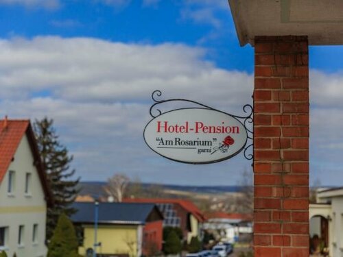 Hotel-Pension am Rosarium, Book Hotel Hoteller i Garz med parkering, Parkering