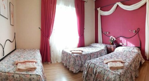 Hostal De La Torre Hostal Economico, Забронировать Отель Вальядолид Valladolid Province, рядом с Церковь Сан-Бенито