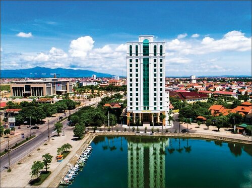 Royal Quang Binh Hotel, Забронировать Отель Отели Донгхой с парковкой, рядом с Пляж Da Nhat Beach, Парковка
