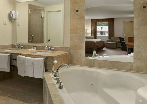 Ramada Inn & Suites of Rockville Centre, Book Hotel  