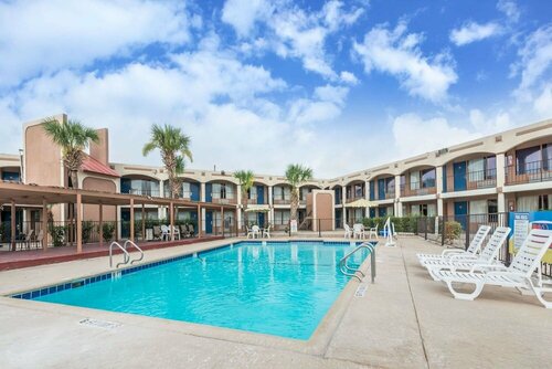 Days Inn Splashtown AT&T Center, Book Hotel Hoteller i Bexar County med parkering, Parkering