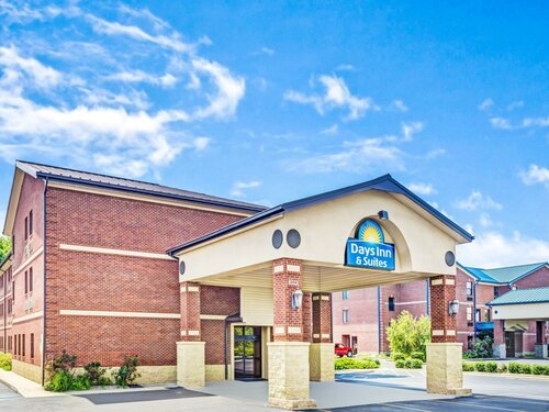 Days Inn & Suites by Wyndham Jeffersonville IN, Prenota Hotel Hotel a Indiana con parcheggio, Parcheggio