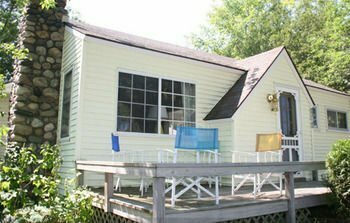 The Enchanted Cottage, Book Feriehus Hoteller i Michigan med parkering, Parkering