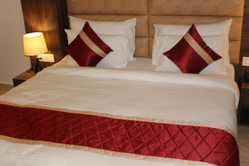 Red Crown Hotel, Забронировать Отель Отели Махипалпур с парковкой, Парковка