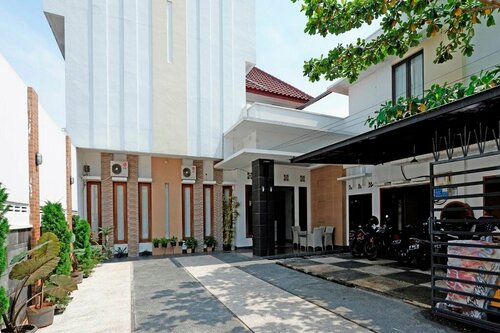 RedDoorz Plus near Sam Poo Kong, Prenota Hotel Semarang Central Java